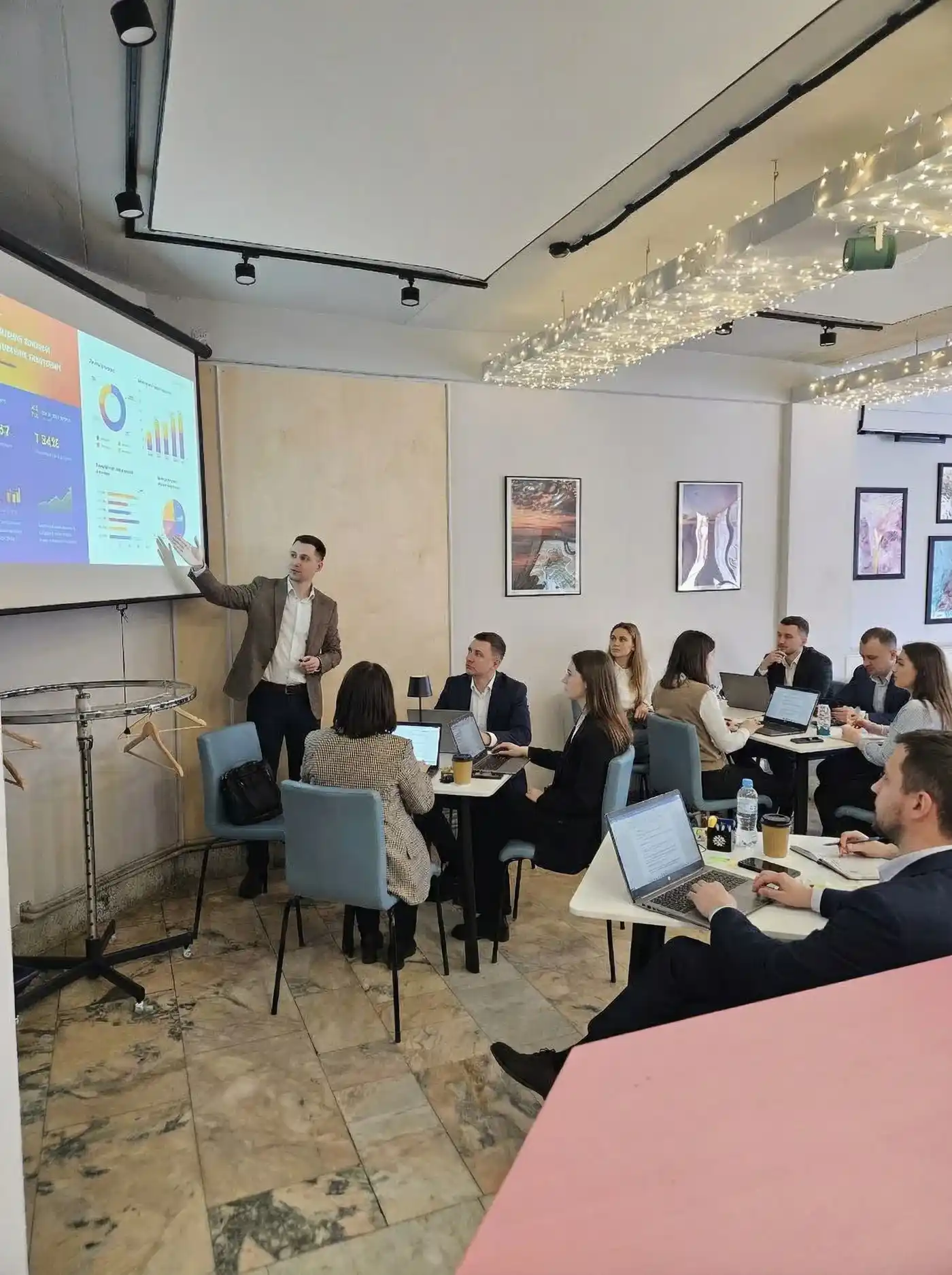 Презентация продукта в Cafe Latte — забронируйте зал с проектором